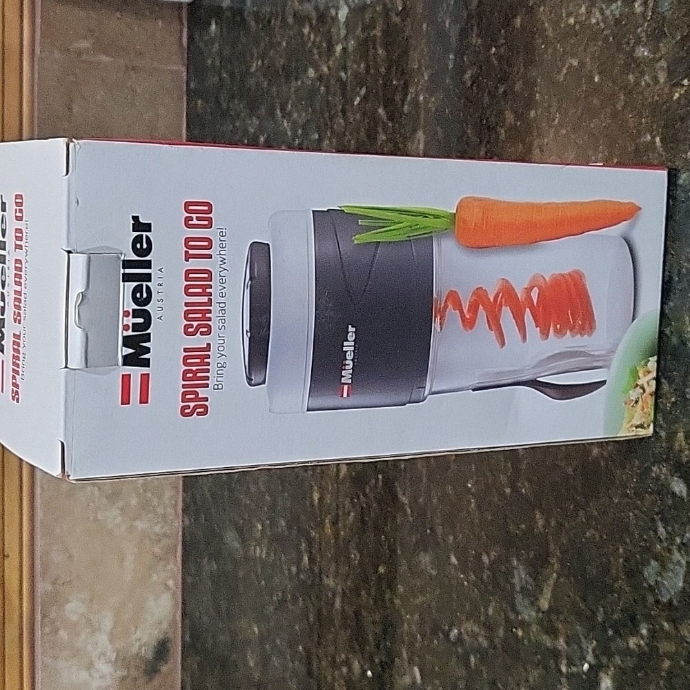 NIB Mueller Spiral Salad to Go